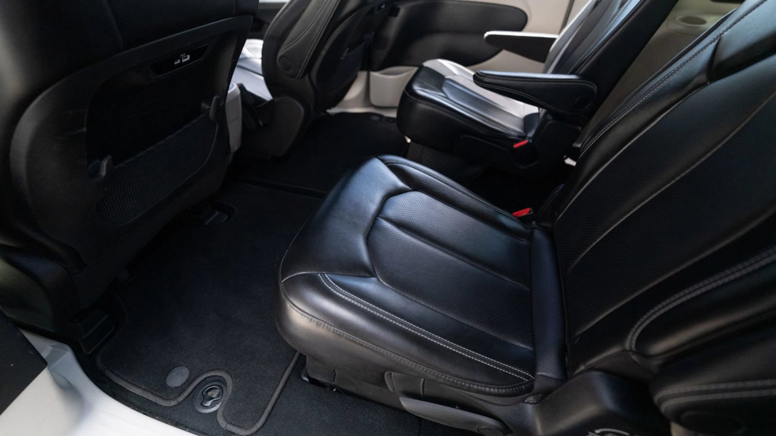 Used 2023 Chrysler Pacifica Touring-L FWD image 24
