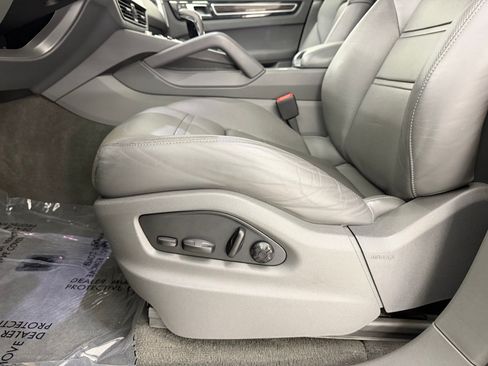 Certified 2023 Porsche Cayenne AWD/4WD image 16