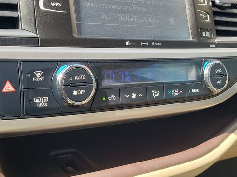 Used 2019 Toyota Highlander XLE FWD image 16