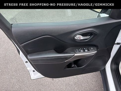 Used 2019 Jeep Cherokee Latitude Plus w/ Comfort/Convenience Group image 15