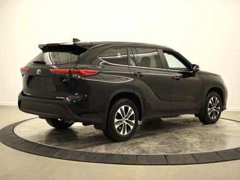 Certified 2023 Toyota Highlander XLE image 3