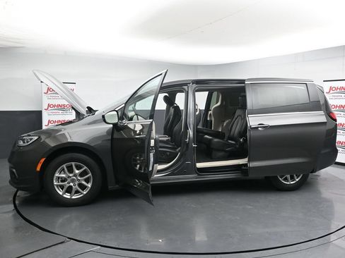 Used 2023 Chrysler Pacifica Touring-L FWD image 42