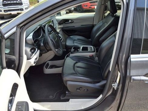 Used 2023 Chrysler Pacifica Touring-L FWD image 17