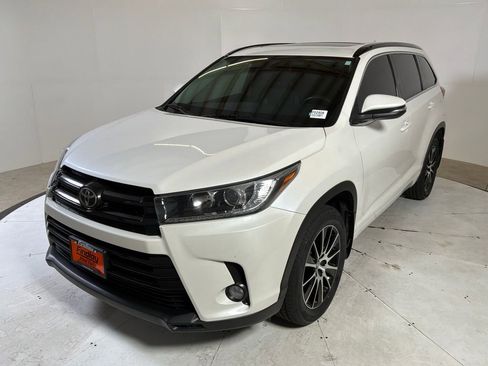 Used 2018 Toyota Highlander SE AWD/4WD image 3