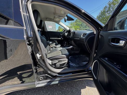 Used 2019 Jeep Compass Latitude w/ Cold Weather Group AWD/4WD image 18