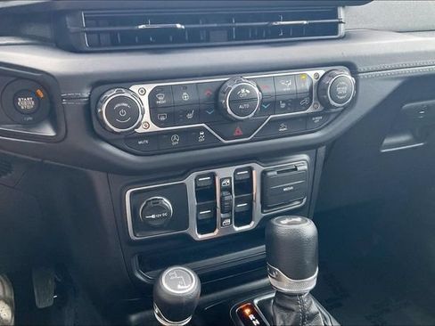 Used 2025 Jeep Wrangler Unlimited Sahara AWD/4WD image 33