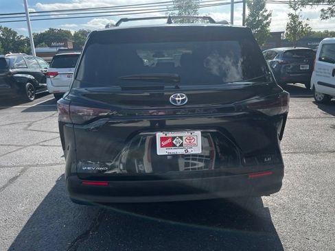Used 2025 Toyota Sienna LE AWD/4WD image 4