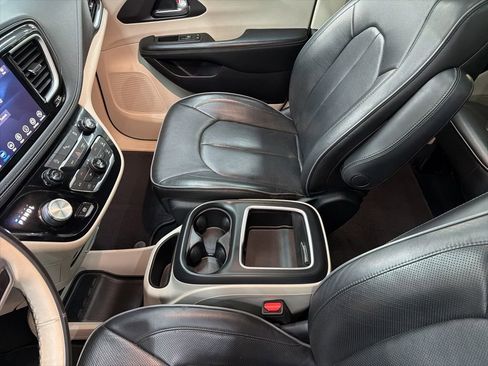 Used 2020 Chrysler Pacifica Limited image 55