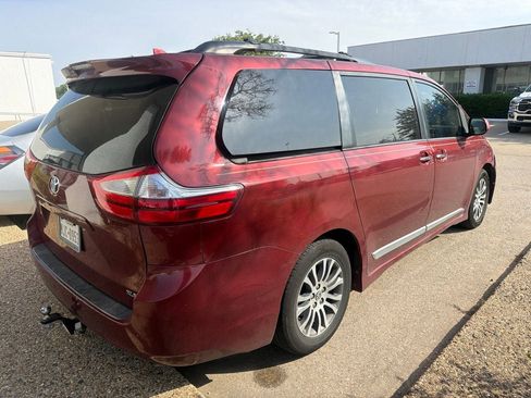 Used 2019 Toyota Sienna XLE Premium FWD image 3