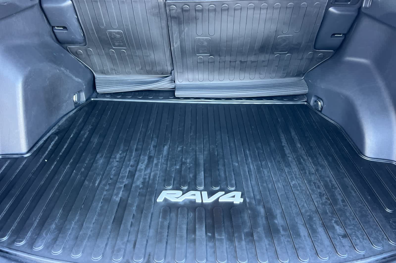 Used 2021 Toyota RAV4 LE AWD/4WD image 16