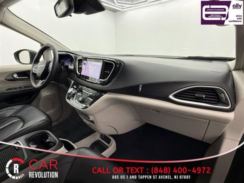 Used 2023 Chrysler Pacifica Touring-L FWD image 48