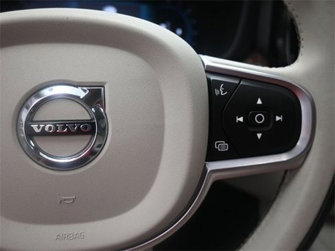 Used 2022 Volvo XC60 B5 Momentum w/ Climate Package image 14