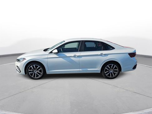 Used 2025 Volkswagen Jetta SE image 8