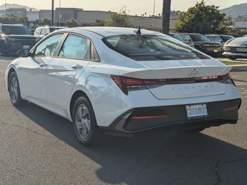 New 2025 Hyundai Elantra SE image 4