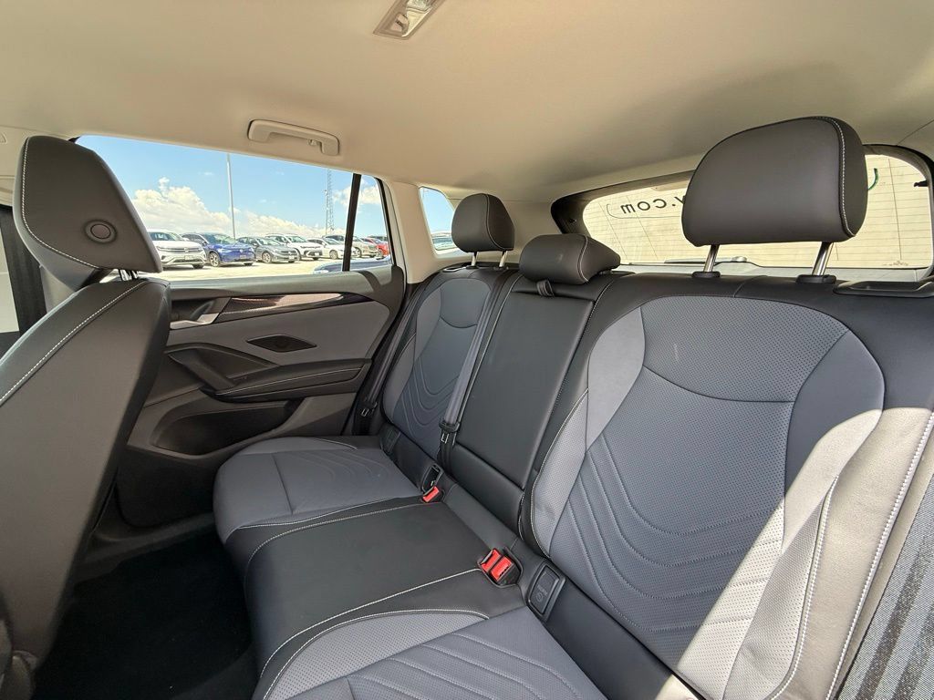 Certified 2025 Volkswagen Tiguan SE FWD image 15