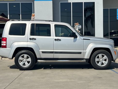 Used 2010 Jeep Liberty Sport w/ Popular Equipment Group AWD/4WD image 3
