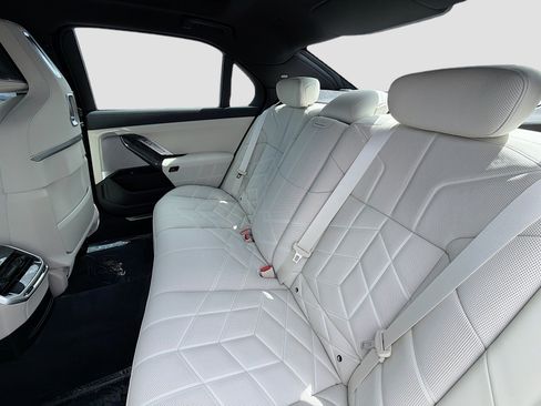 Used 2025 BMW 750e xDrive w/ Executive Package image 21