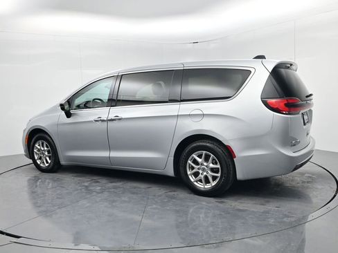 Used 2024 Chrysler Pacifica Touring-L image 5