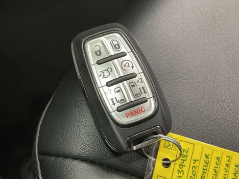 Used 2024 Chrysler Pacifica Touring-L image 30