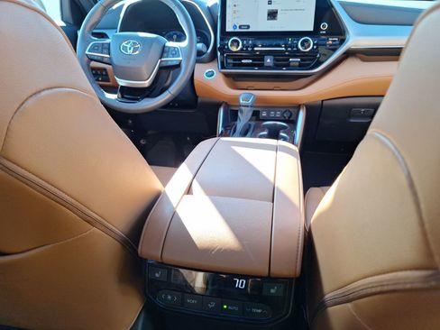 Used 2023 Toyota Highlander Platinum image 36