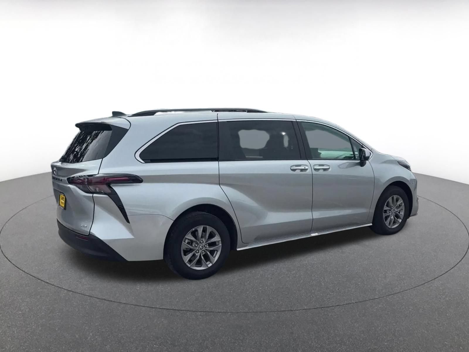 Used 2025 Toyota Sienna XLE FWD image 13