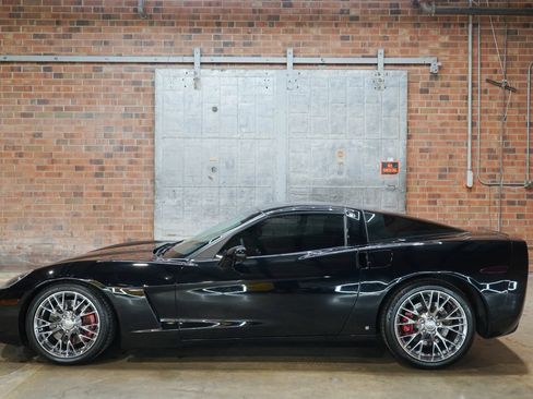 Used 2008 Chevrolet Corvette Coupe w/ Z51 Performance Package RWD image 1