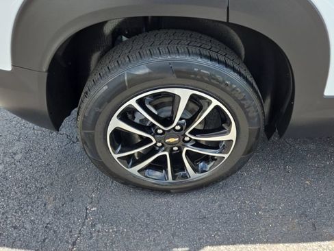 Used 2025 Chevrolet TrailBlazer LT AWD/4WD image 9