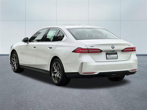 Used 2026 BMW 530i xDrive w/ Premium Package image 9