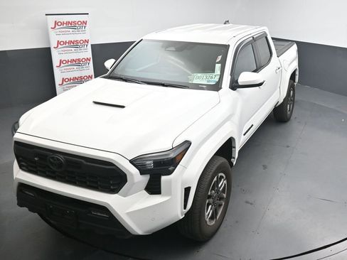 Used 2024 Toyota Tacoma TRD Sport AWD/4WD image 12
