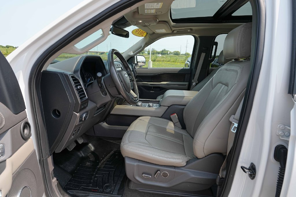 Used 2019 Ford Expedition Limited w/ Equipment Group 302A AWD/4WD image 17