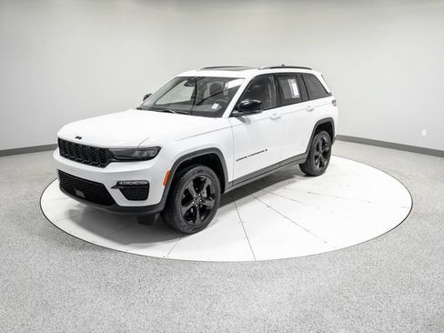 Used 2023 Jeep Grand Cherokee Limited w/ Black Appearance Package AWD/4WD image 35