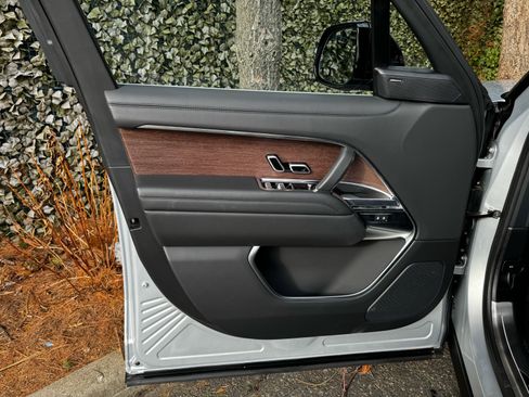 Used 2025 Land Rover Range Rover SE image 8