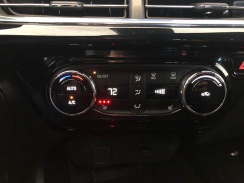 Used 2025 Chevrolet Trax RS w/ Sunroof Package FWD image 19