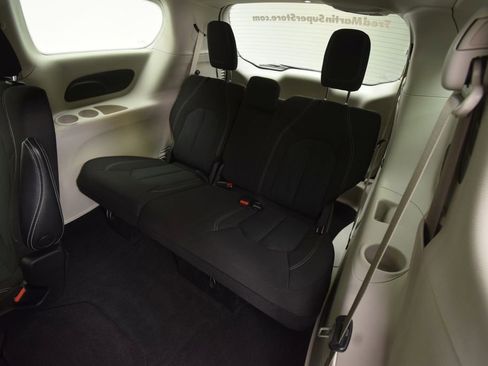 Used 2022 Chrysler Voyager LX image 16