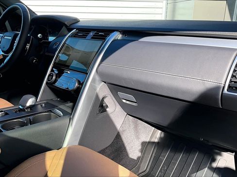Used 2025 Land Rover Discovery Dynamic SE image 15