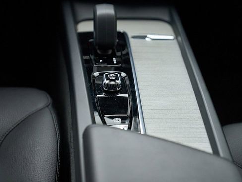 Certified 2025 Volvo XC60 B5 Plus AWD/4WD image 30