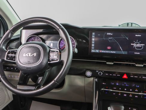 Used 2024 Kia Carnival EX image 17