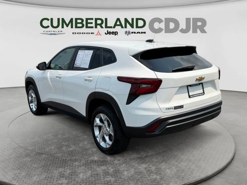 Used 2024 Chevrolet Trax LS w/ LS Convenience Package FWD image 4