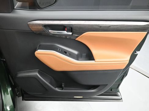 Certified 2025 Toyota Highlander Platinum image 40