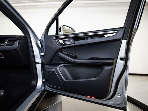 Certified 2026 Porsche Macan image 27