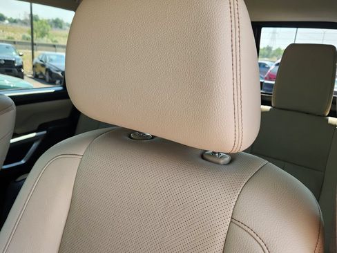 Used 2018 Nissan Titan SL w/ Chrome Package AWD/4WD image 6