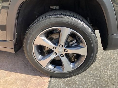 Used 2023 Jeep Grand Cherokee L Limited w/ Luxury Tech Group II image 32