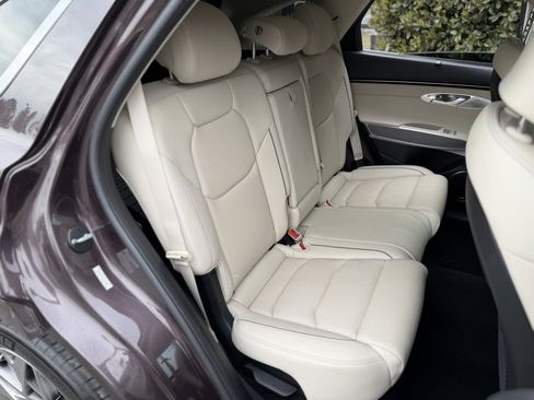 Used 2023 Genesis GV70 2.5T w/ Advanced Package image 39