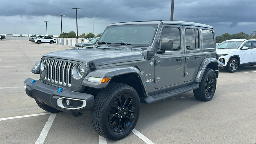 Used 2023 Jeep Wrangler Unlimited Sahara w/ Cold Weather Group AWD/4WD image 10