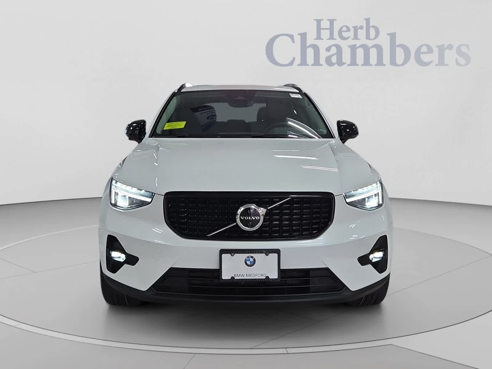 Used 2023 Volvo XC40 B5 Plus w/ Driver Assist Package AWD/4WD image 2