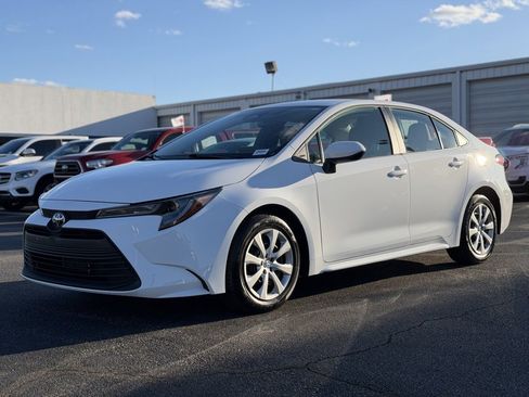 Used 2025 Toyota Corolla LE image 4