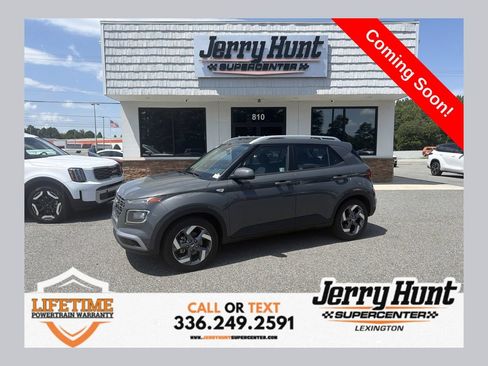 Used 2025 Hyundai Venue SEL FWD image 1