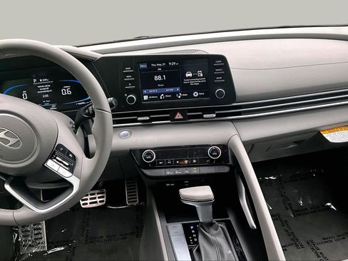 Used 2025 Hyundai Elantra Sport FWD image 6