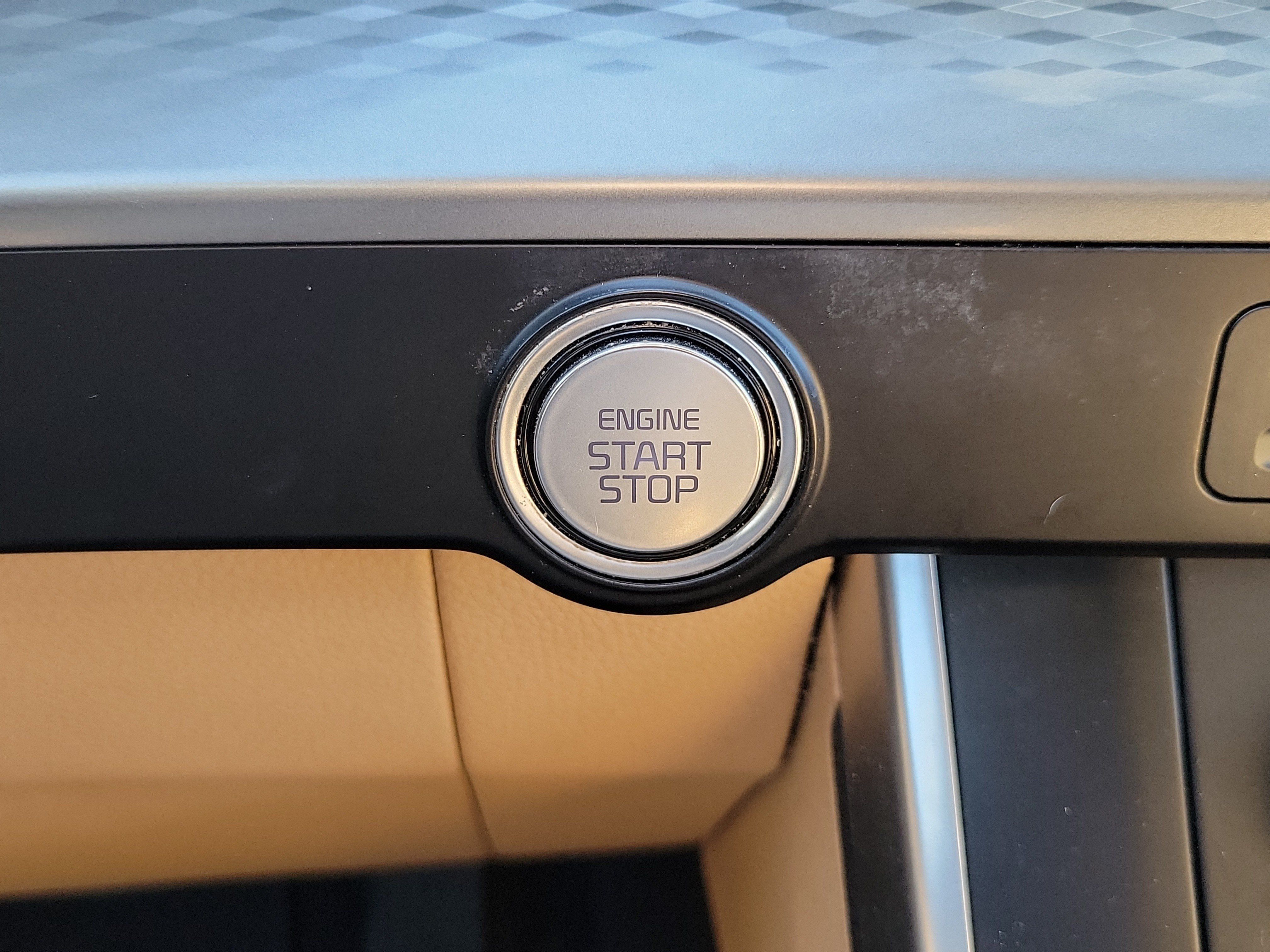 Used 2022 Kia Carnival LX FWD image 33