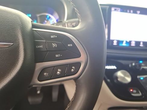 Used 2023 Chrysler Pacifica Touring-L FWD image 20